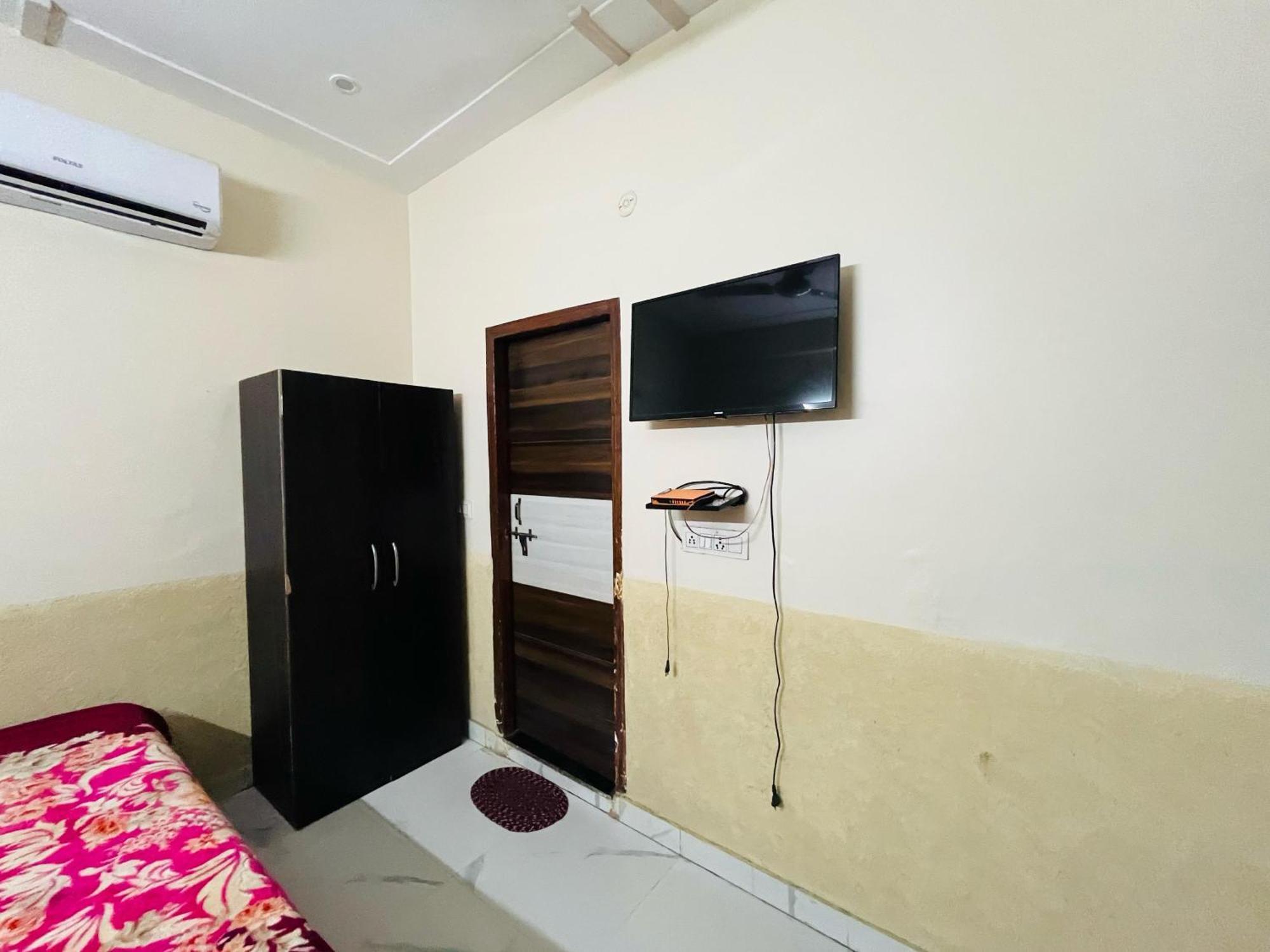 Krishna Palace Near Prem Mandir Homestay *