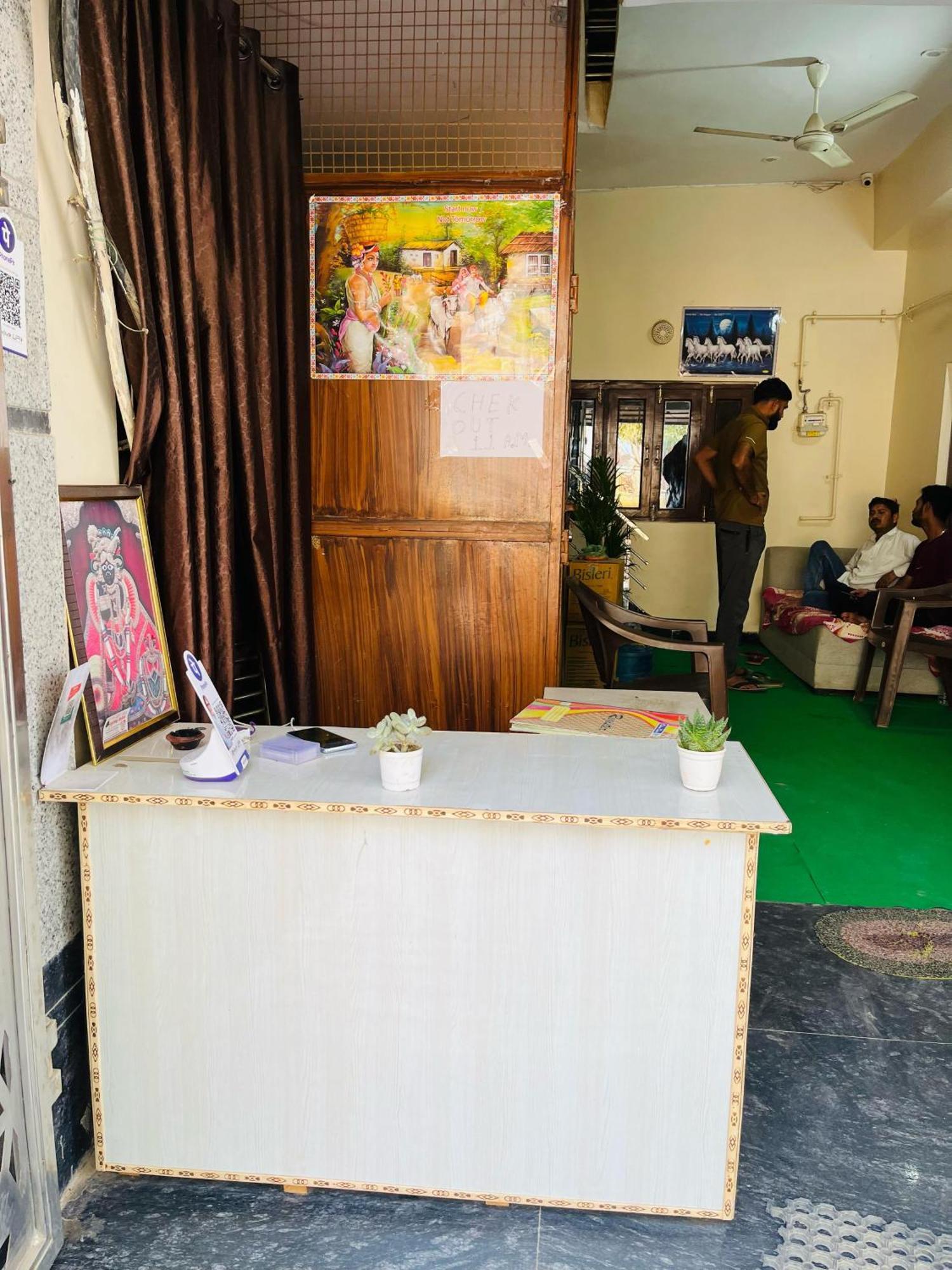 Homestay Krishna Palace Near Prem Mandir *